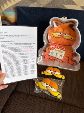 Vintage Wilton Cake Mold Garfield-Shaped Pan